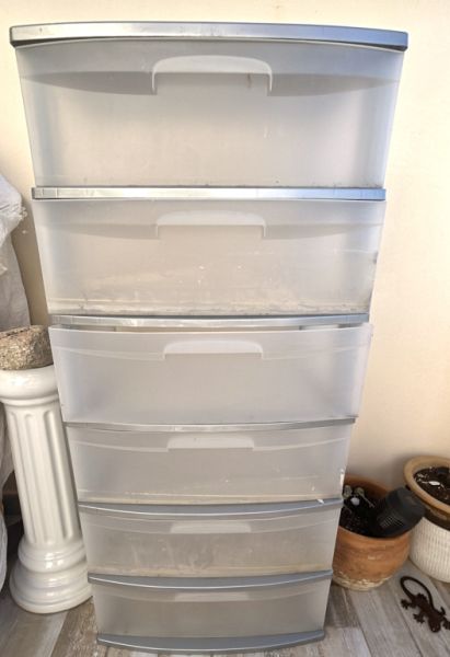 Shelf with 6 drawers