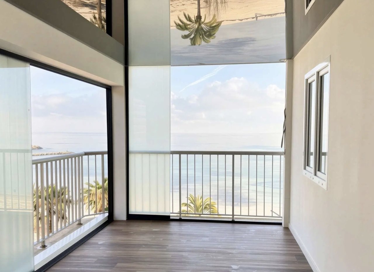 Apartamento renovado cerca de la playa & con vistas al mar