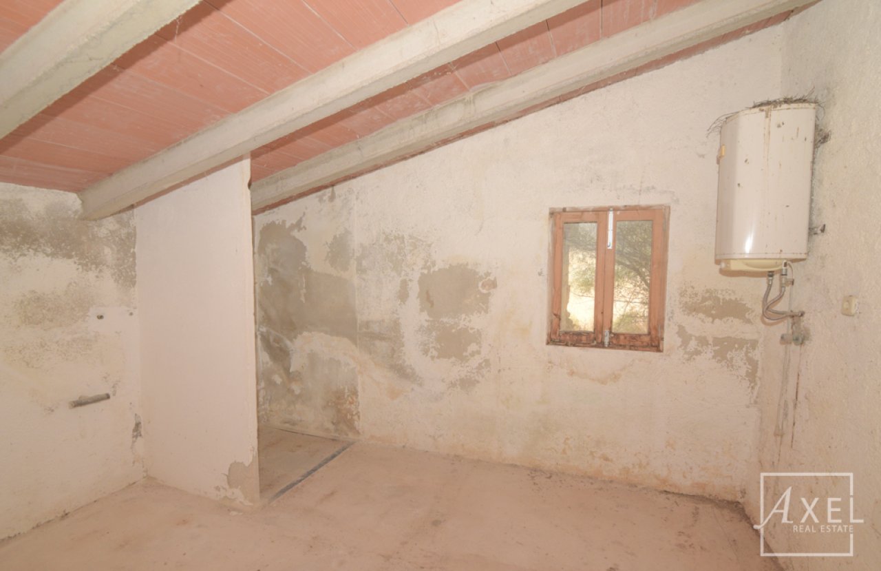Renovierungsobjekt auf 36.000 m²  Ideal für Pferdehaltung