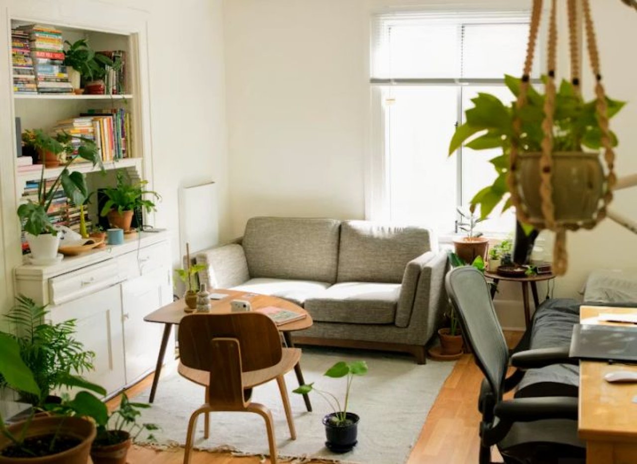 Residentin sucht kl. Wohnung/ Zimmer inkl. Bad