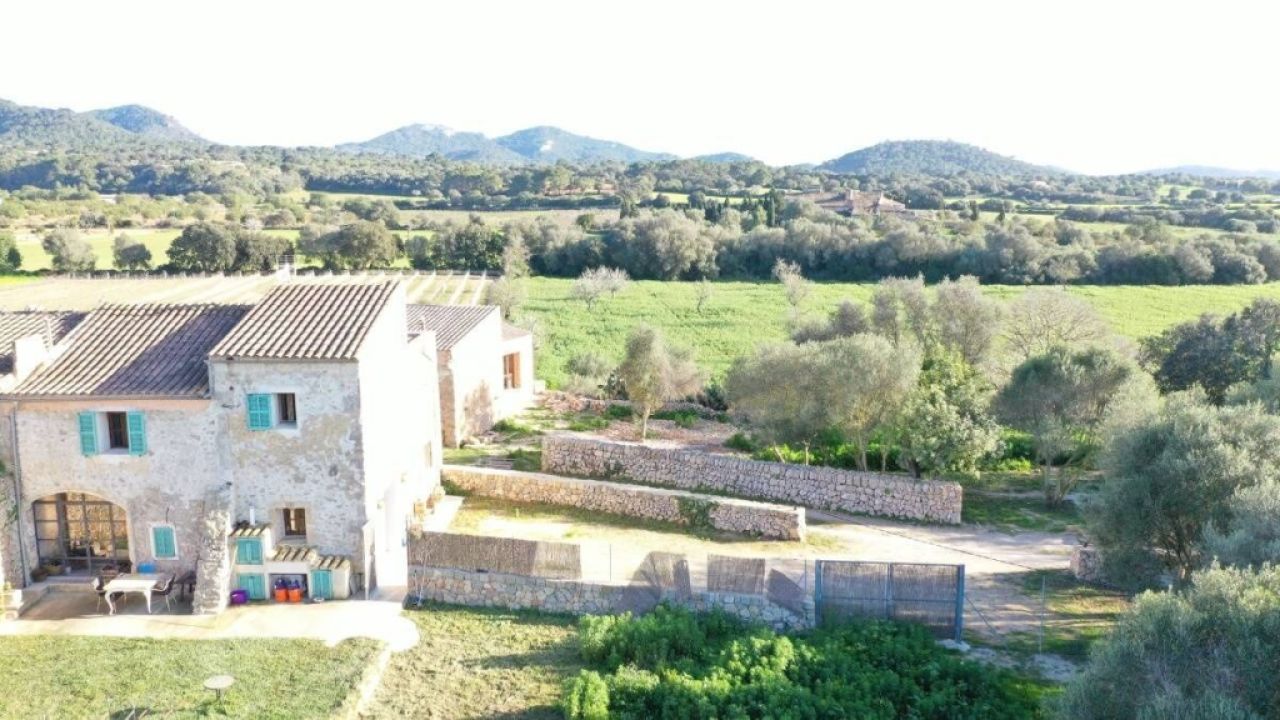Restored 2-Storey Finca - typically Mallorcan - with small plot near Felanitx --- F 165 VK
