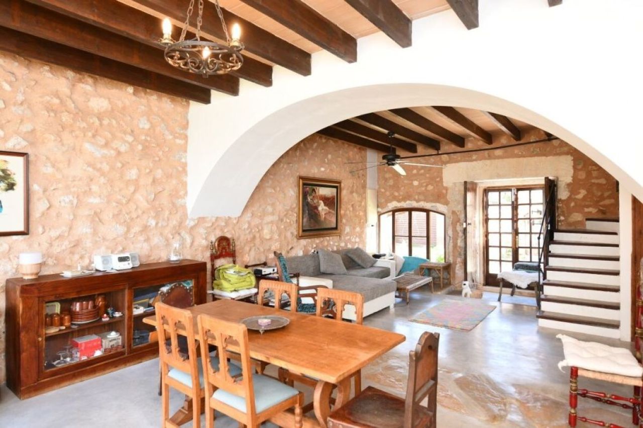 Restored 2-Storey Finca - typically Mallorcan - with small plot near Felanitx --- F 165 VK