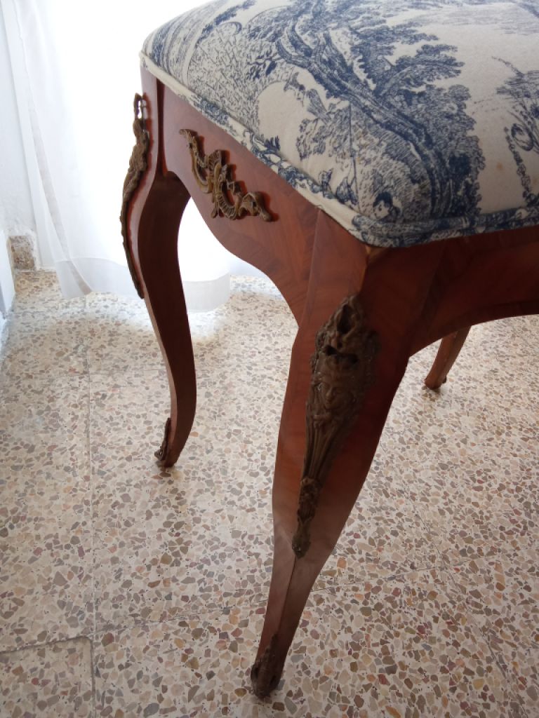 Rokokobänkchen mit " toile de jouy " Bezug. Neu gepolstert und bezogen.