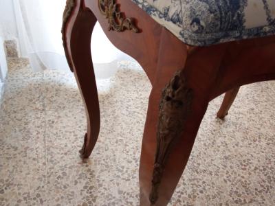 Rokokobänkchen mit " toile de jouy " Bezug. Neu gepolstert und bezogen.