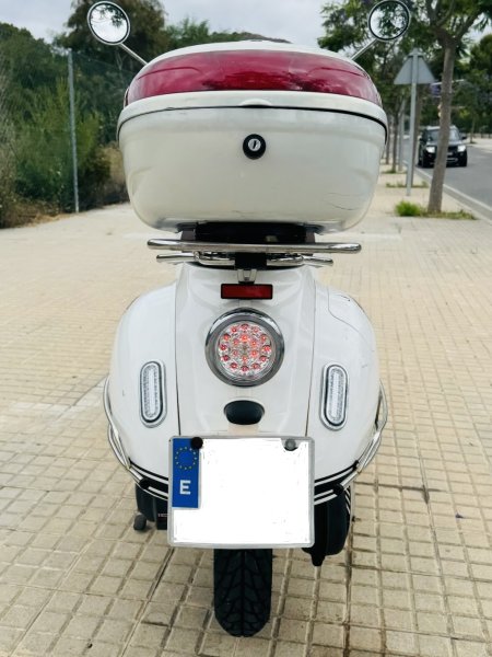 Roller 125ccm im klassischen Vespa-Look | Nur 9.292 km | ITV 02/28 | Topcase | Sofort fahrbereit