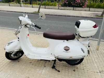 Roller 125ccm im klassischen Vespa-Look | Nur 9.292 km | ITV 02/28 | Topcase | Sofort fahrbereit