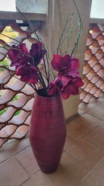 Rote Stand-Vase