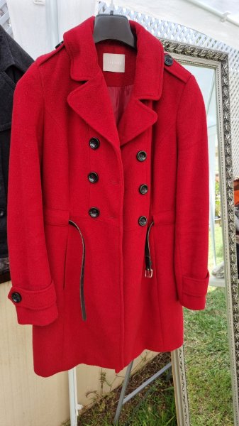 trench rojo talla M con botones & cinturón
