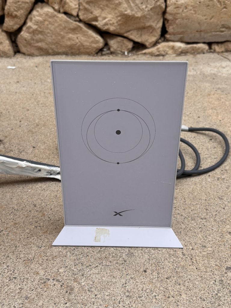Router Starlink mit Kabel, Satelittenantenne und Standfuß