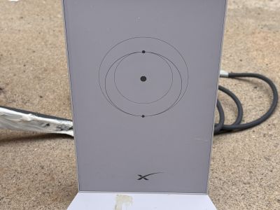 Router Starlink mit Kabel, Satelittenantenne und Standfuß