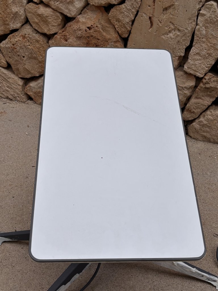 Router Starlink mit Kabel, Satelittenantenne und Standfuß