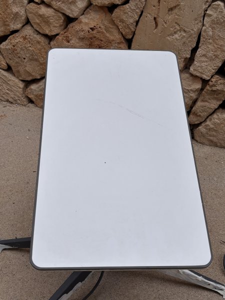 Router Starlink mit Kabel, Satelittenantenne und Standfuß