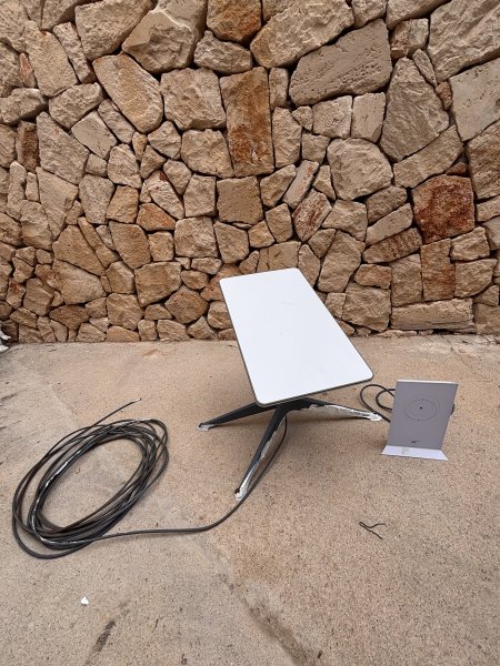 Router Starlink mit Kabel, Satelittenantenne und Standfuß