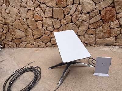 Router Starlink mit Kabel, Satelittenantenne und Standfuß