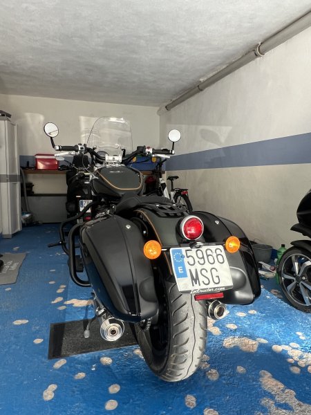 Royal Enfield Super Meteor 650, TOP-Zustand und Ausstattung mit spanischer Zulassung