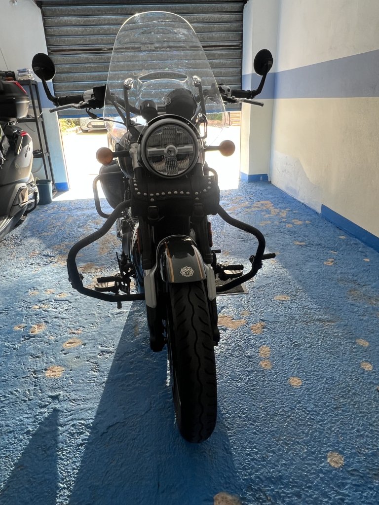 Royal Enfield Super Meteor 650, TOP-Zustand und Ausstattung mit spanischer Zulassung