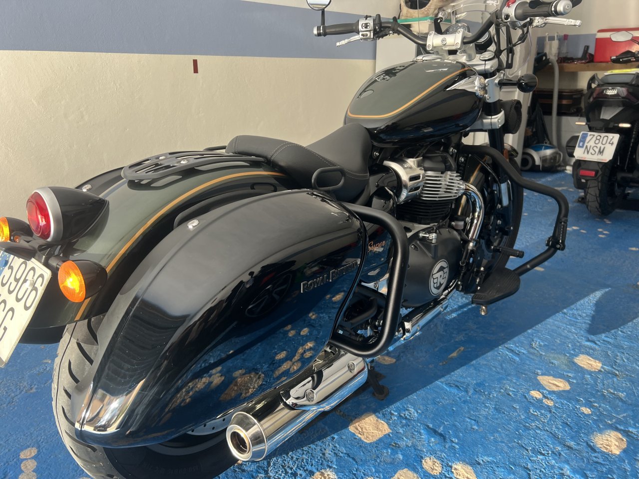 Royal Enfield Super Meteor 650, TOP-Zustand und Ausstattung mit spanischer Zulassung