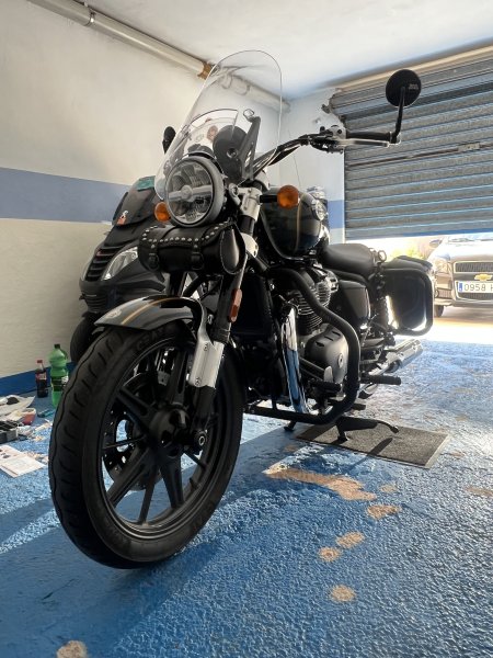 Royal Enfield Super Meteor 650, TOP-Zustand und Ausstattung mit spanischer Zulassung