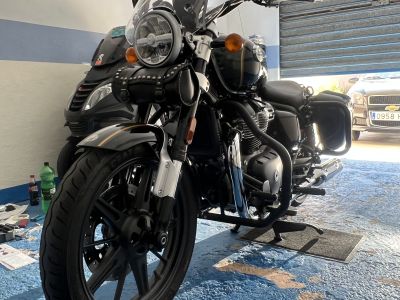 Royal Enfield Super Meteor 650, TOP-Zustand und Ausstattung mit spanischer Zulassung