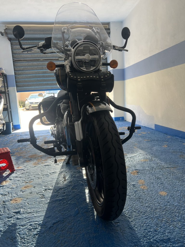 Royal Enfield Super Meteor 650, TOP-Zustand und Ausstattung mit spanischer Zulassung
