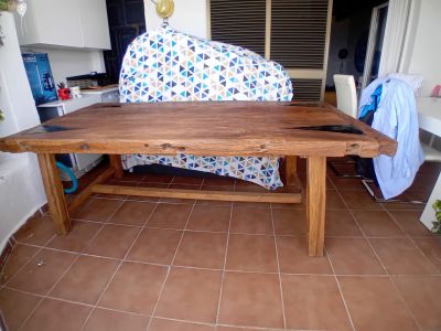 Rustikaler Tisch