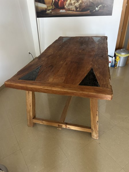Rustikaler Tisch