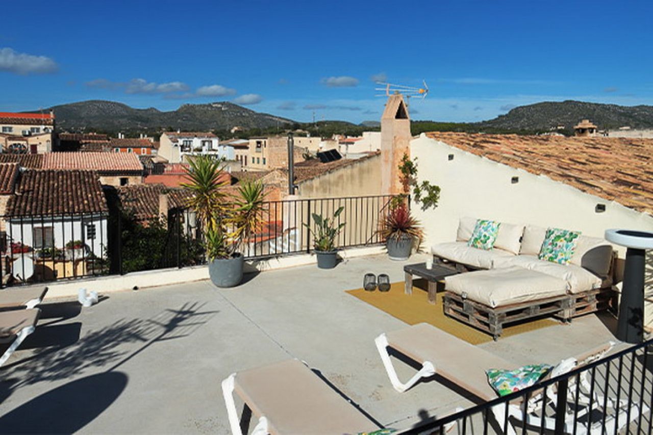 SAISON 25 / 26: Saniertes, modernes Dorfhaus mit Innenhof in San Llorenc -- DH 08 WT