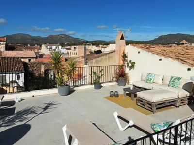 SAISON 25 / 26: Saniertes, modernes Dorfhaus mit Innenhof in San Llorenc -- DH 08 WT