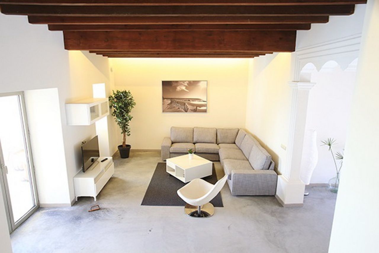 SAISON 25 / 26: Saniertes, modernes Dorfhaus mit Innenhof in San Llorenc -- DH 08 WT