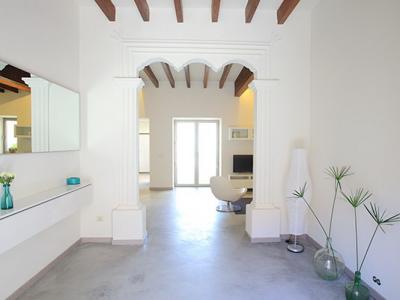 SAISON 25 / 26: Saniertes, modernes Dorfhaus mit Innenhof in San Llorenc -- DH 08 WT