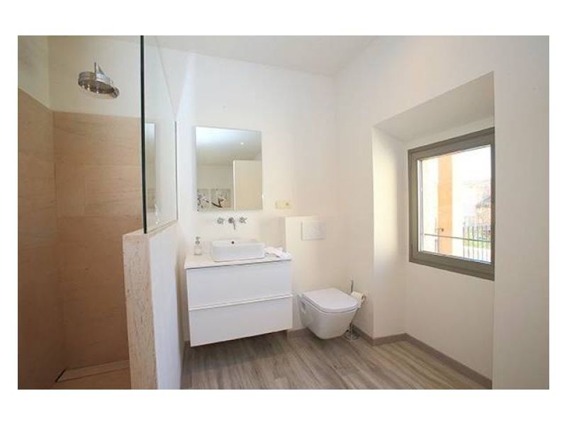 SAISON 25 / 26: Saniertes, modernes Dorfhaus mit Innenhof in San Llorenc -- DH 08 WT