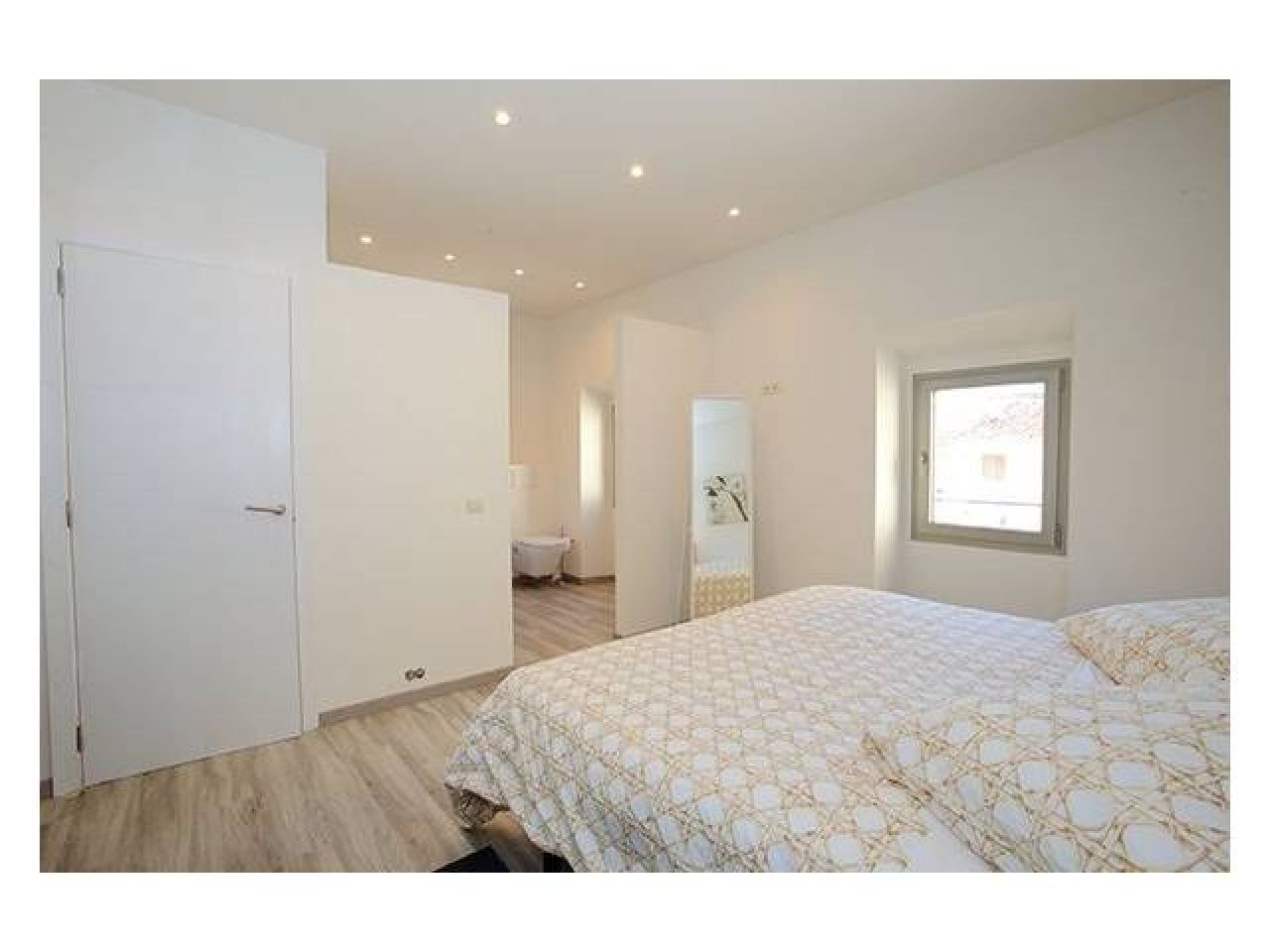 SAISON 25 / 26: Saniertes, modernes Dorfhaus mit Innenhof in San Llorenc -- DH 08 WT