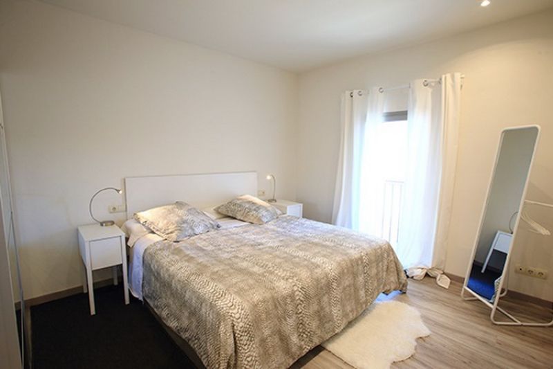 SAISON 25 / 26: Saniertes, modernes Dorfhaus mit Innenhof in San Llorenc -- DH 08 WT