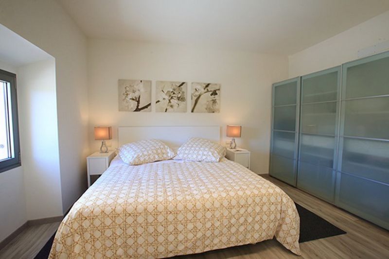 SAISON 25 / 26: Saniertes, modernes Dorfhaus mit Innenhof in San Llorenc -- DH 08 WT