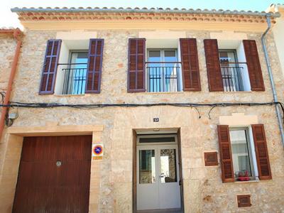 SAISON 25 / 26: Saniertes, modernes Dorfhaus mit Innenhof in San Llorenc -- DH 08 WT