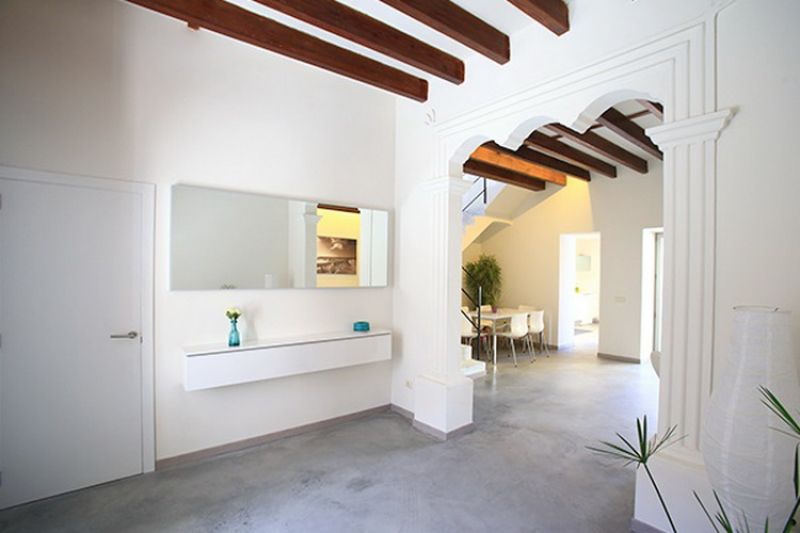 SAISON 25 / 26: Saniertes, modernes Dorfhaus mit Innenhof in San Llorenc -- DH 08 WT