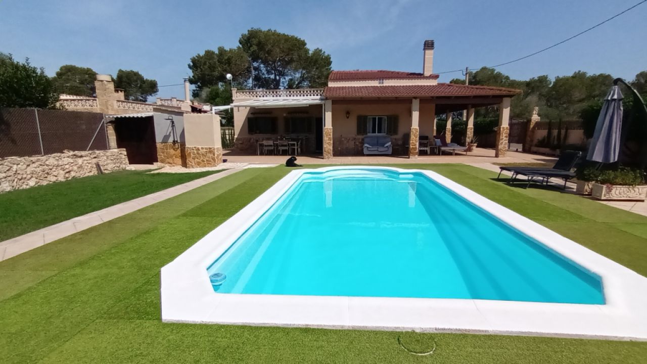 SEASON up to 4 months: Ground-level chalet with pool, AC; Pelett on S Amarrador - Santanyi -- CH 42 