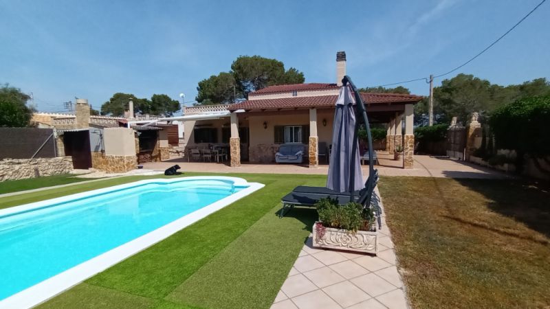 SEASON up to 4 months: Ground-level chalet with pool, AC; Pelett on S Amarrador - Santanyi -- CH 42 