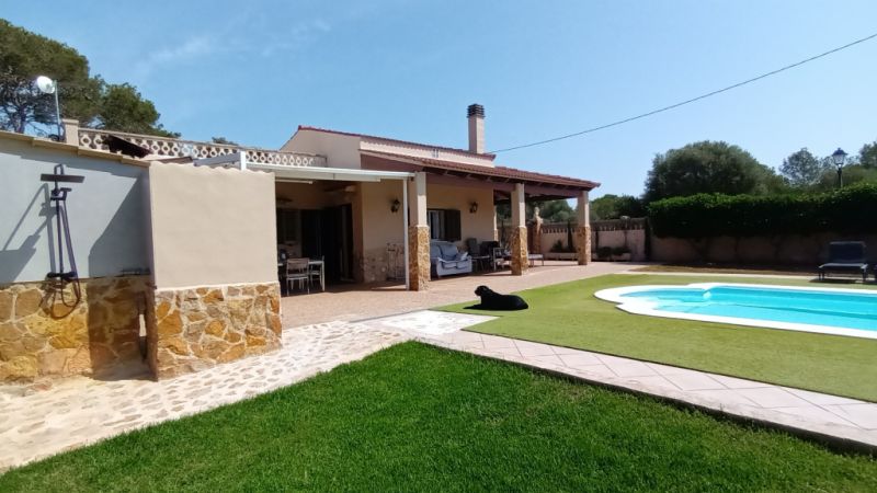SEASON up to 4 months: Ground-level chalet with pool, AC; Pelett on S Amarrador - Santanyi -- CH 42 
