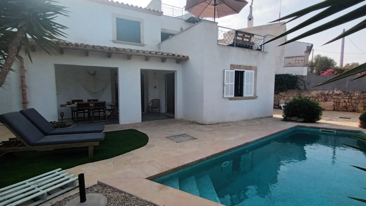 Season: Chalet with underfloor heating, garden and pool in Cala LLombards -- CH 07 T