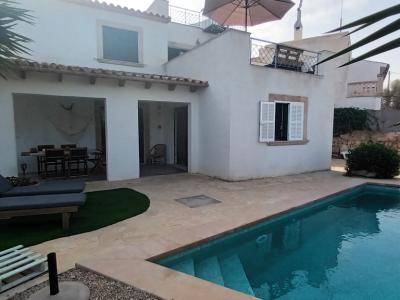 Temporada: Chalet con calefacción por suelo radiante, jardín y piscina en Cala LLombards -- CH 07 T