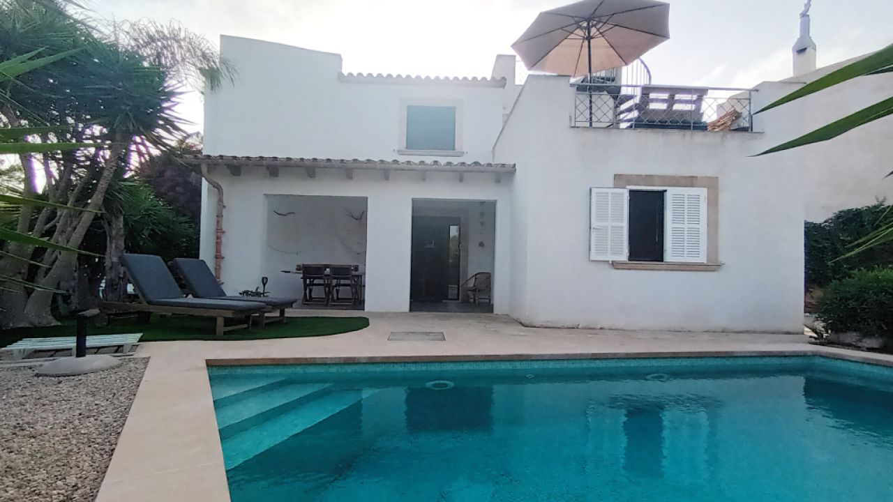 Temporada: Chalet con calefacción por suelo radiante, jardín y piscina en Cala LLombards -- CH 07 T