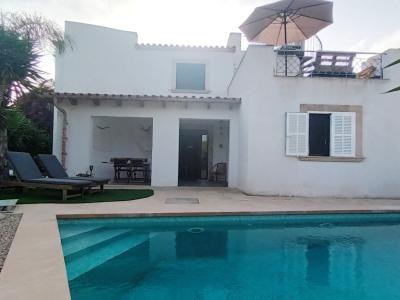 Temporada: Chalet con calefacción por suelo radiante, jardín y piscina en Cala LLombards -- CH 07 T