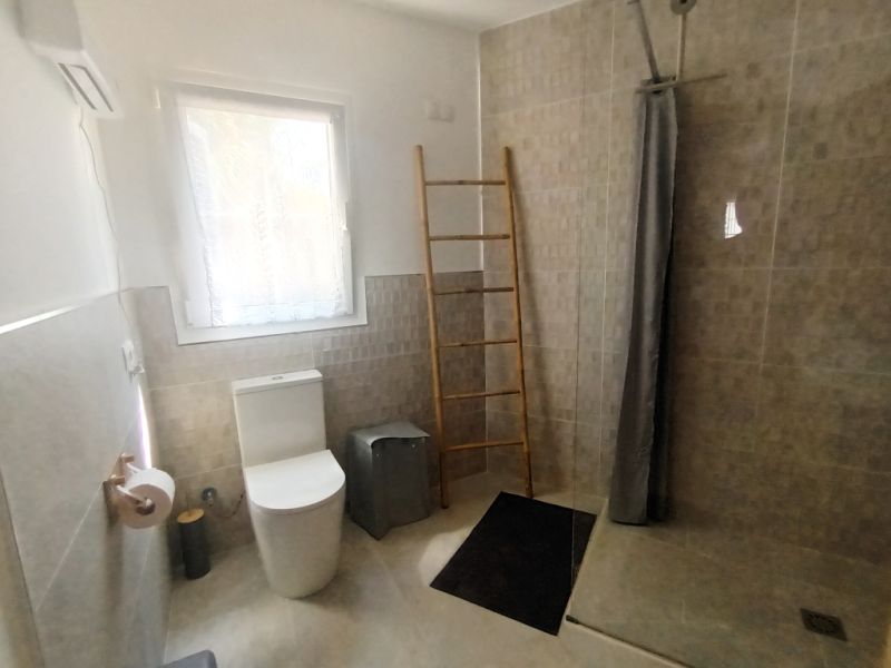 Temporada: Chalet con calefacción por suelo radiante, jardín y piscina en Cala LLombards -- CH 07 T