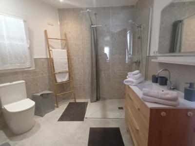 Temporada: Chalet con calefacción por suelo radiante, jardín y piscina en Cala LLombards -- CH 07 T