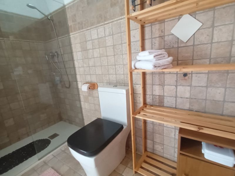 Temporada: Chalet con calefacción por suelo radiante, jardín y piscina en Cala LLombards -- CH 07 T