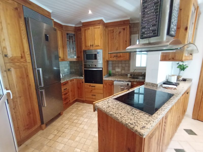 Temporada: Chalet con calefacción por suelo radiante, jardín y piscina en Cala LLombards -- CH 07 T