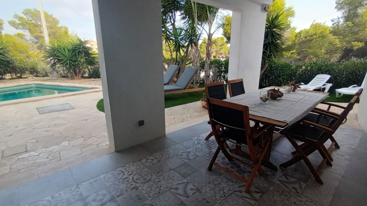 Temporada: Chalet con calefacción por suelo radiante, jardín y piscina en Cala LLombards -- CH 07 T