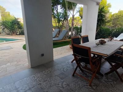 Temporada: Chalet con calefacción por suelo radiante, jardín y piscina en Cala LLombards -- CH 07 T