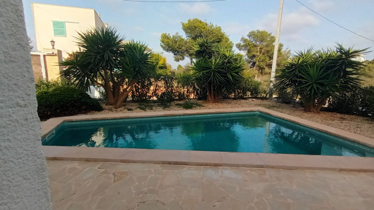 Temporada: Chalet con calefacción por suelo radiante, jardín y piscina en Cala LLombards -- CH 07 T